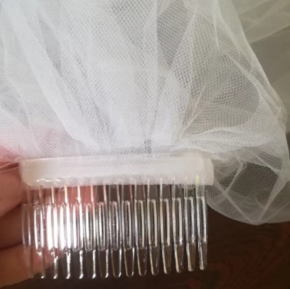 Brand new 👰 white wedding 👰 veil with comb ♡ - Picture 2 of 3